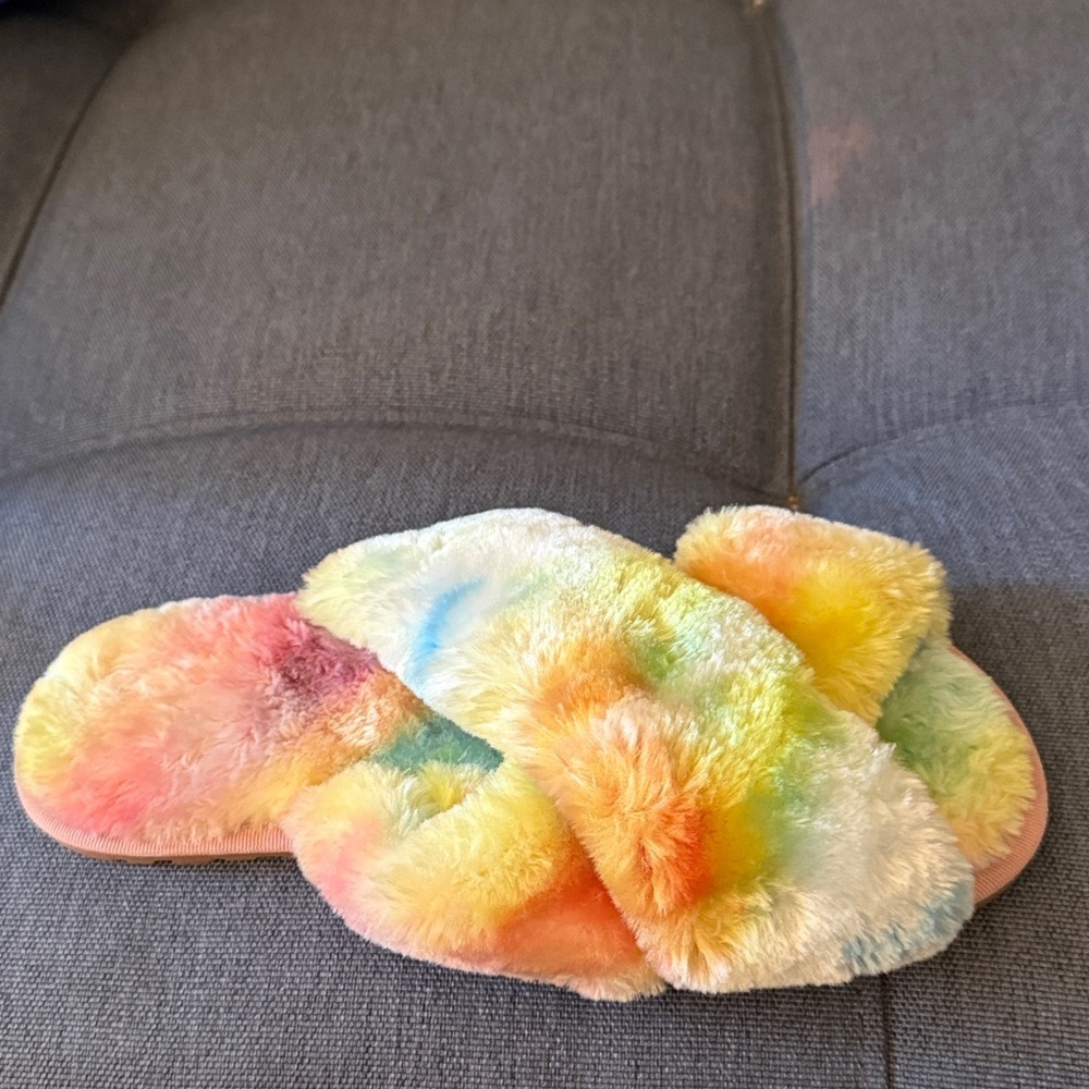 NWOT Woman’s Tie Dye Cross Band Faux Fur Slippers. Size 11.5-12. - Picture 3 of 6